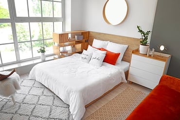 Consejos para hacer que tu dormitorio se vea más amplio e iluminado