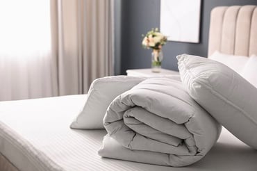 Accesorios que hacen que tu cama se vea más cómoda y lujosa.